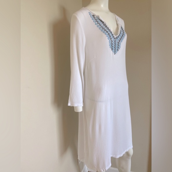 Crown & Ivy White 3/4 Sleeve Blue Embroidered Neck Detail Swimsuit Cover Size M - Picture 5 of 7